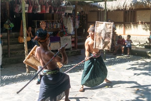 pementasan peresean untuk wisatawan