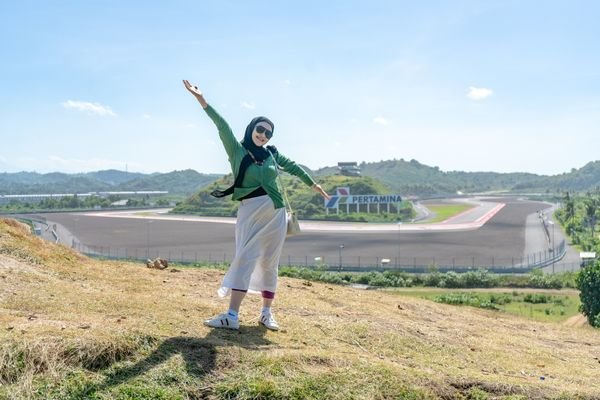 serunya foto berlatar sirkuit mandalika