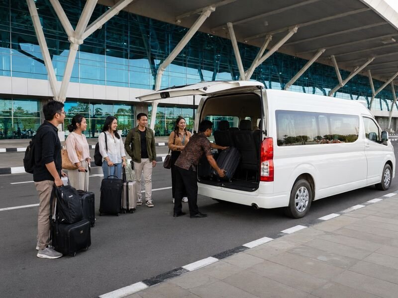 Penjemputan Wisatawan dari Bandara menggunakan Hiace