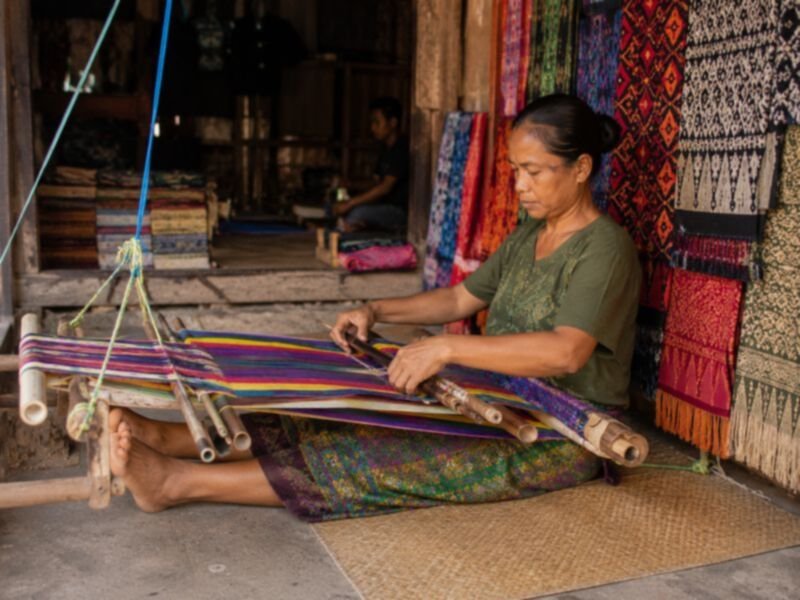 menenun kain tradisional di Desa Sukarara Lombok