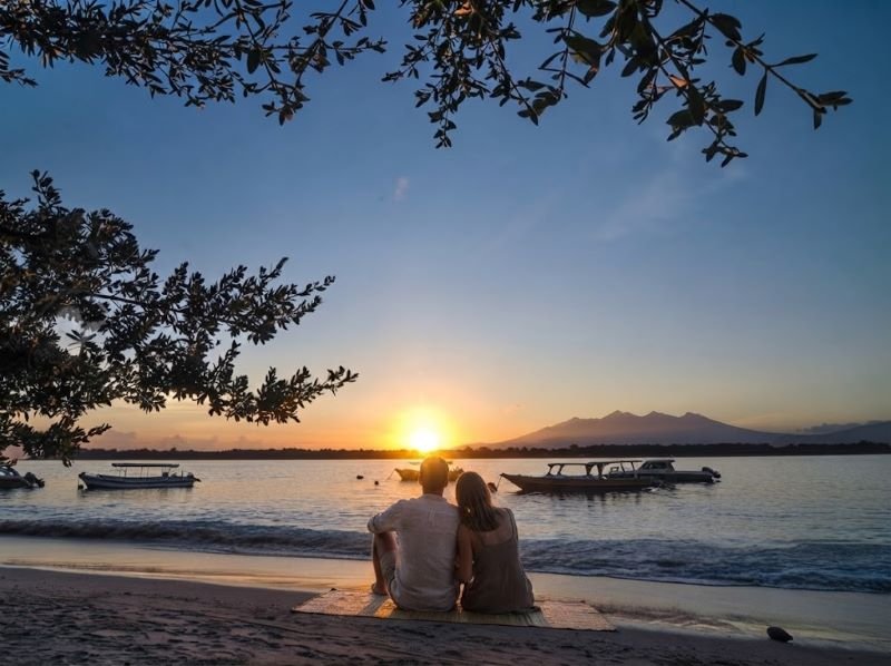 pasangan muda menikmati sunrise Gili Trawangan