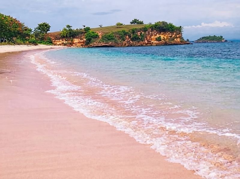 wisata pantai Pink