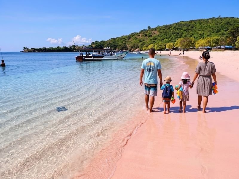 Pantai Pink Beach Lombok untuk keluarga