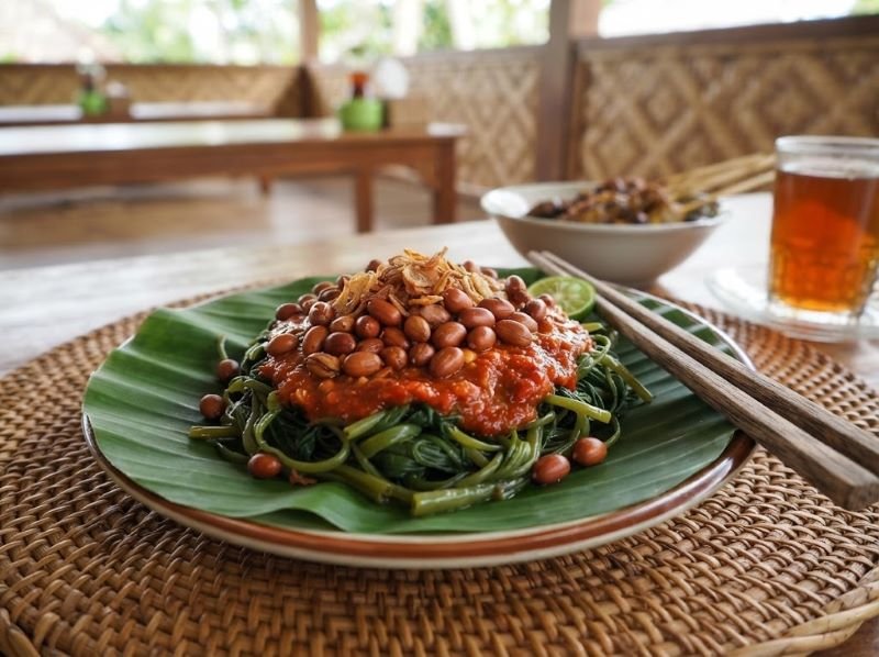 Sajian kuliner lokal Lombok dengan kangkung dan sambal