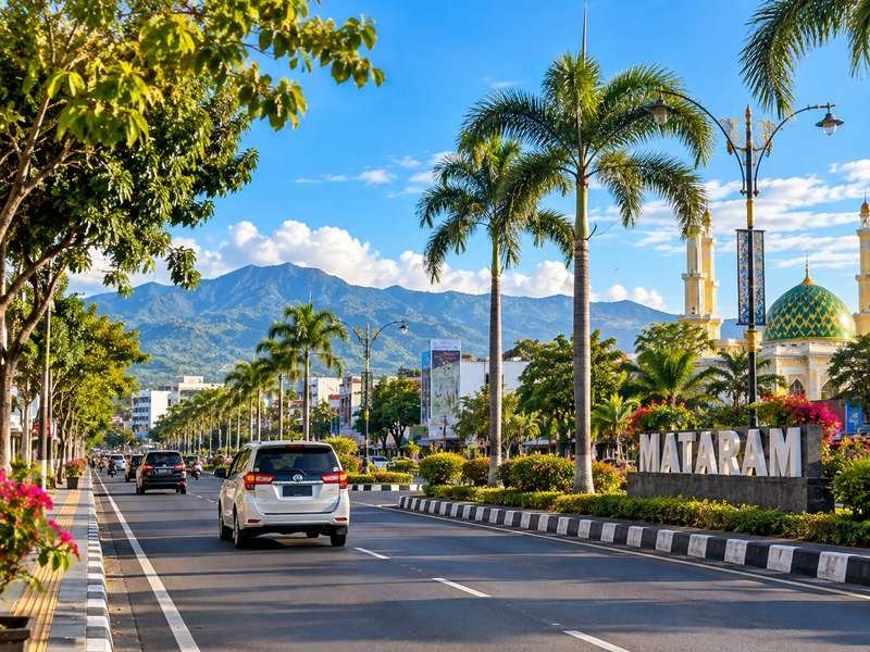 Suasana perjalanan wisata di kawasan Mataram Lombok