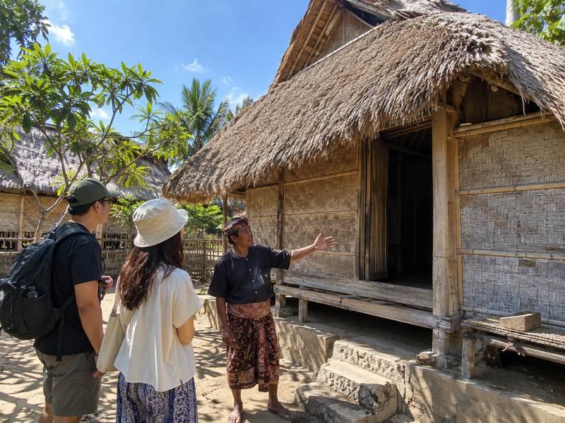 rumah adat Lombok bersama pemandu lokal
