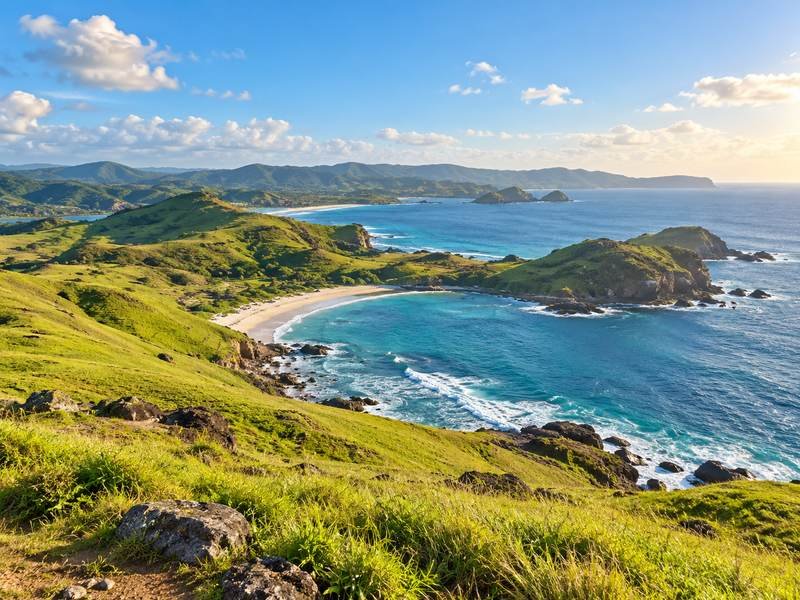 Bukit Merese dengan pemandangan laut dan perbukitan Lombok