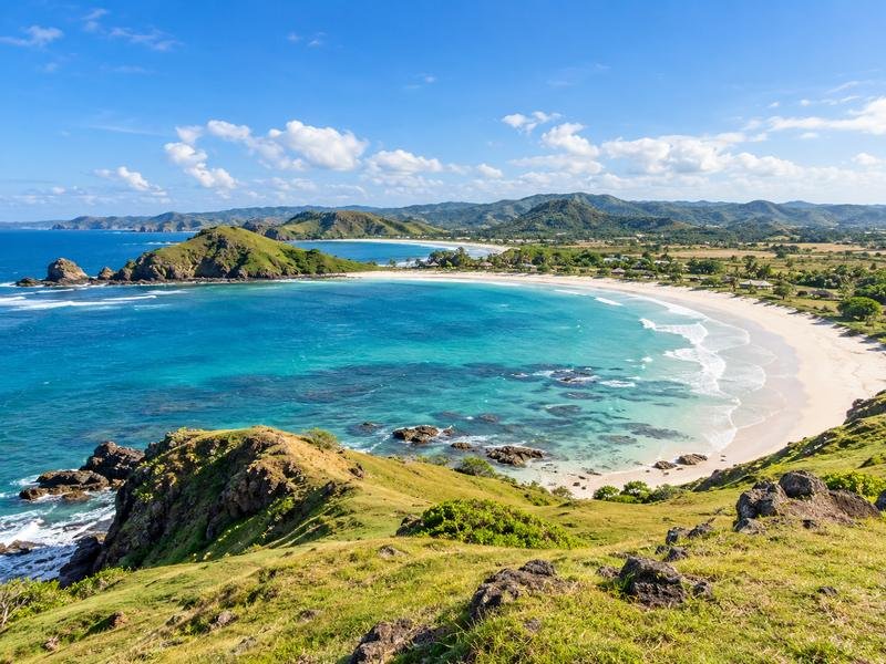 Panorama Pantai Tanjung Aan dilihat dari kawasan perbukitan Merese di Lombok Tengah