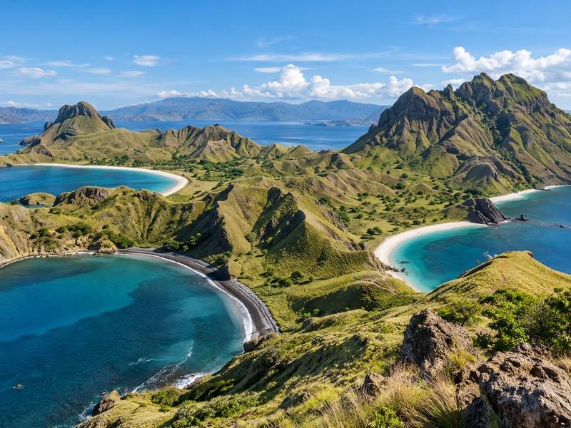 Panorama perbukitan Pulau Padar dan teluk di kawasan Taman Nasional Komodo