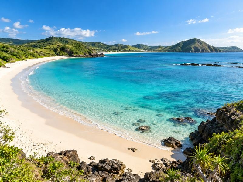 Suasana Pantai Tanjung Aan di kawasan Lombok Tengah