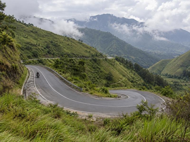 jalan berkelok di kawasan Pusuk Sembalun
