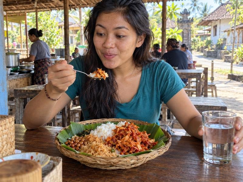 mencicipi nasi puyung pedas