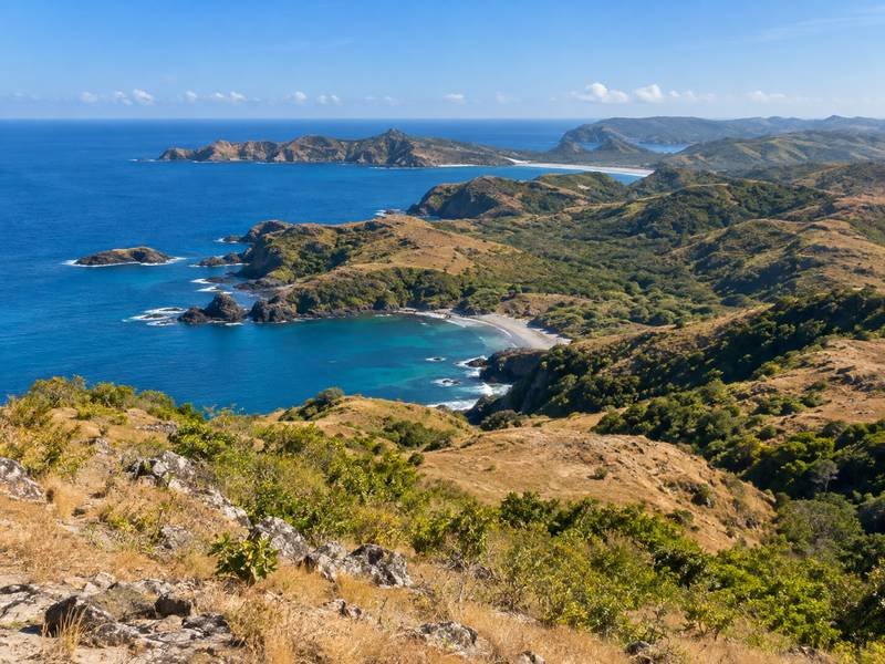 panorama bukit dan laut di taman wisata alam gunung tunak lombok tengah