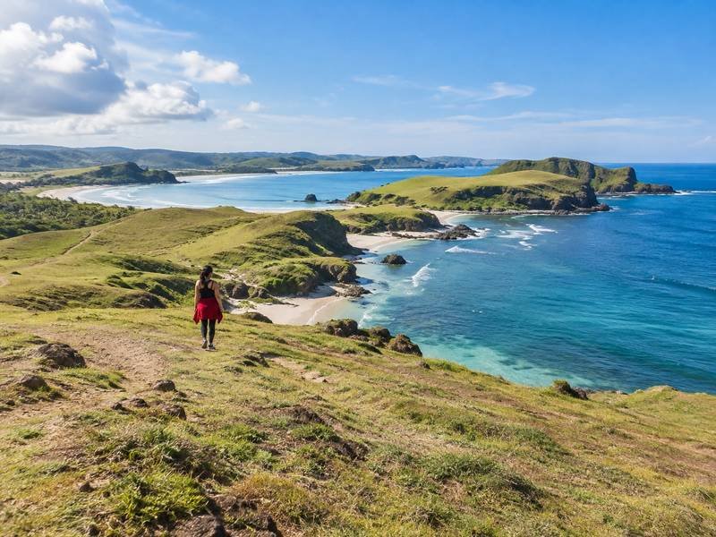pemandangan pantai dari bukit merese lombok