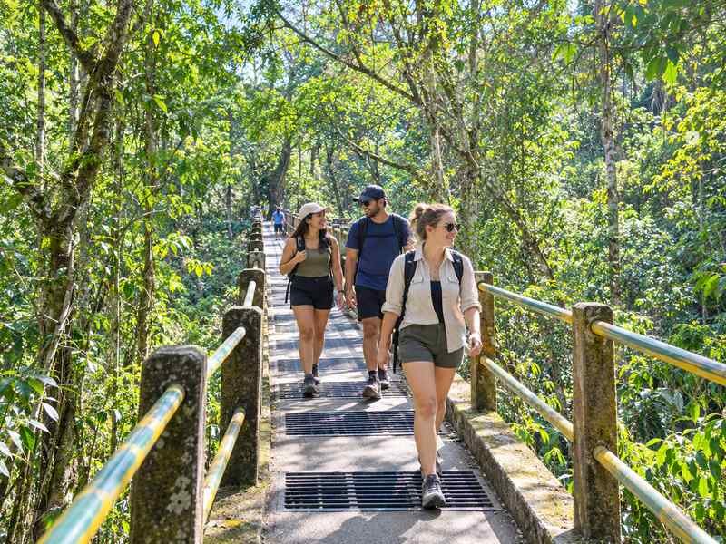 wisatawan berjalan di jembatan menuju Tiu Kelep