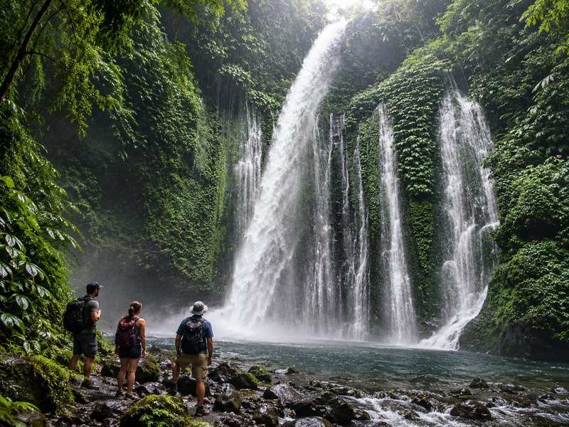 wisatawan menikmati tirai air terjun Tiu Kelep
